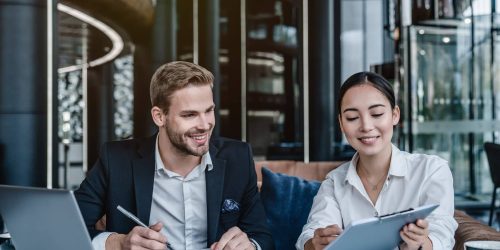 Deux collègues en train de discuter d’un rapport au travail Deux collègues en train de discuter d'un rapport au travail
